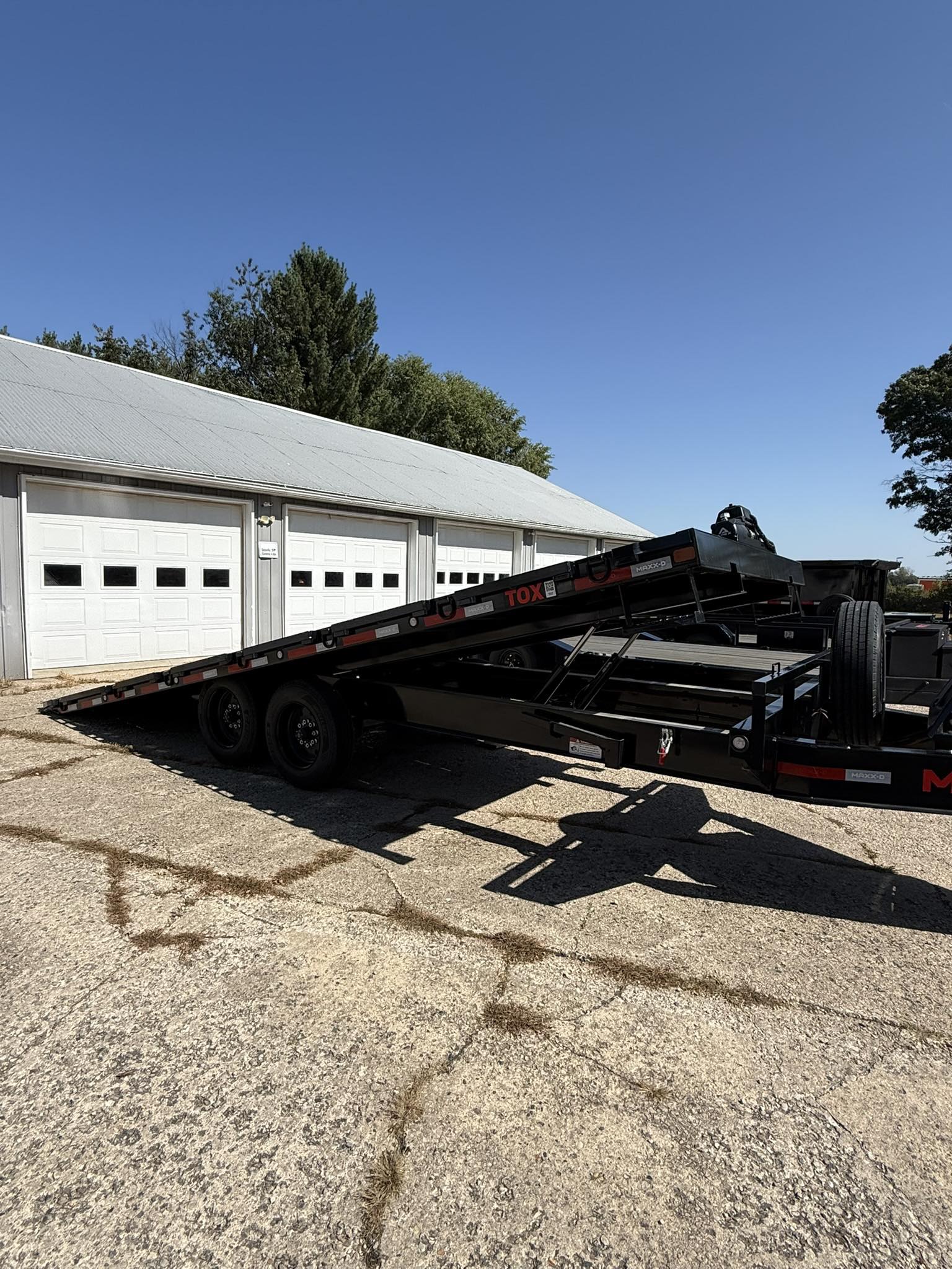 Deckover flatbed trailer for machinery and equipment
