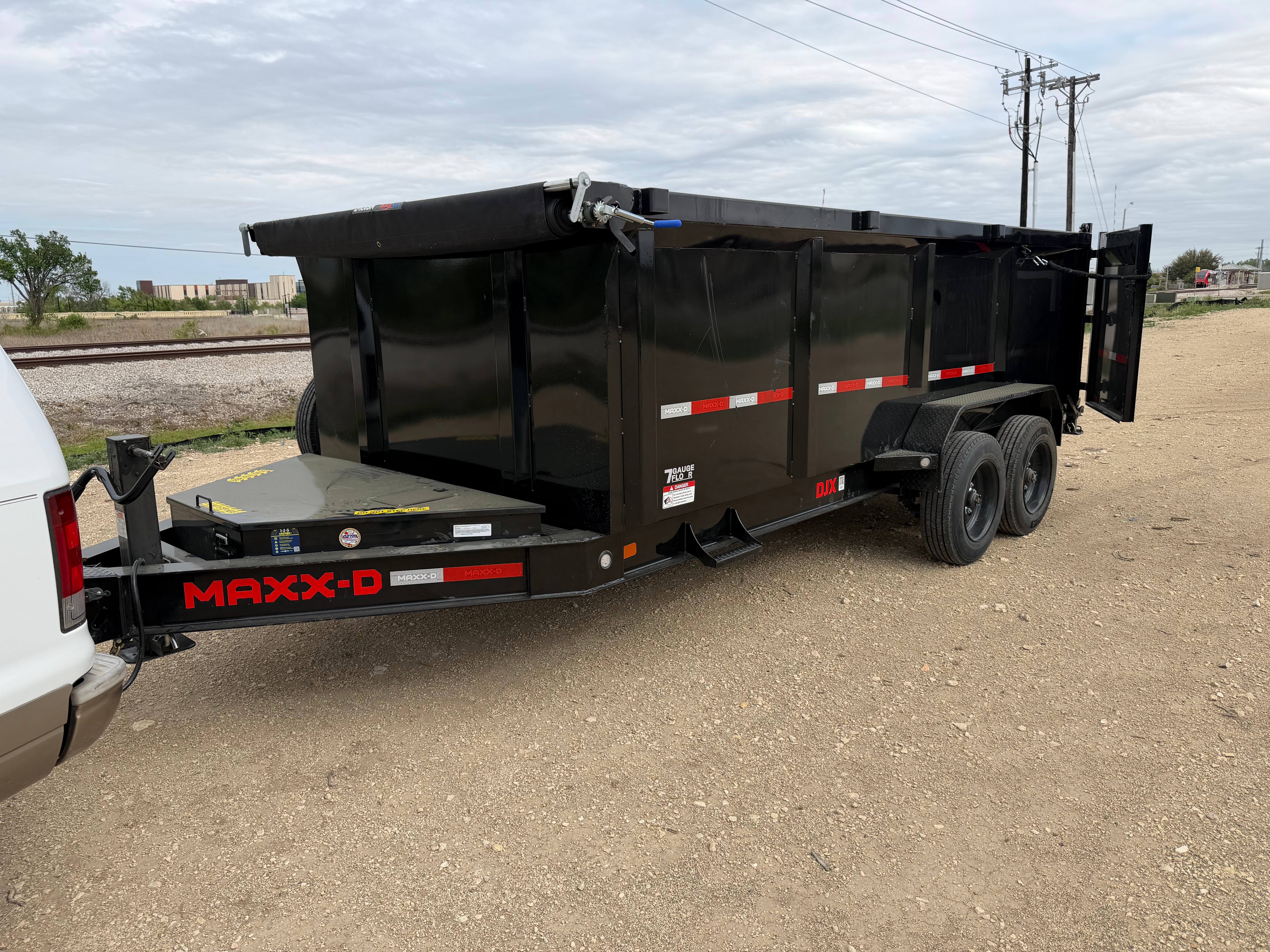 Hydraulic dump trailer for construction debris removal